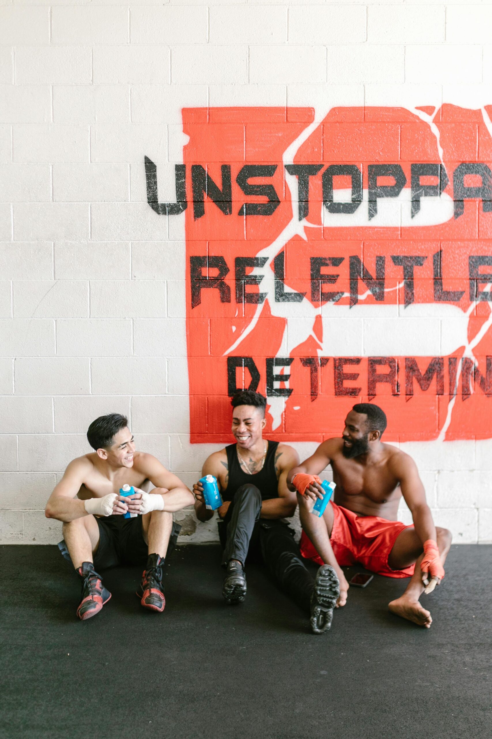 eufit group of friends hanging out at the gym
