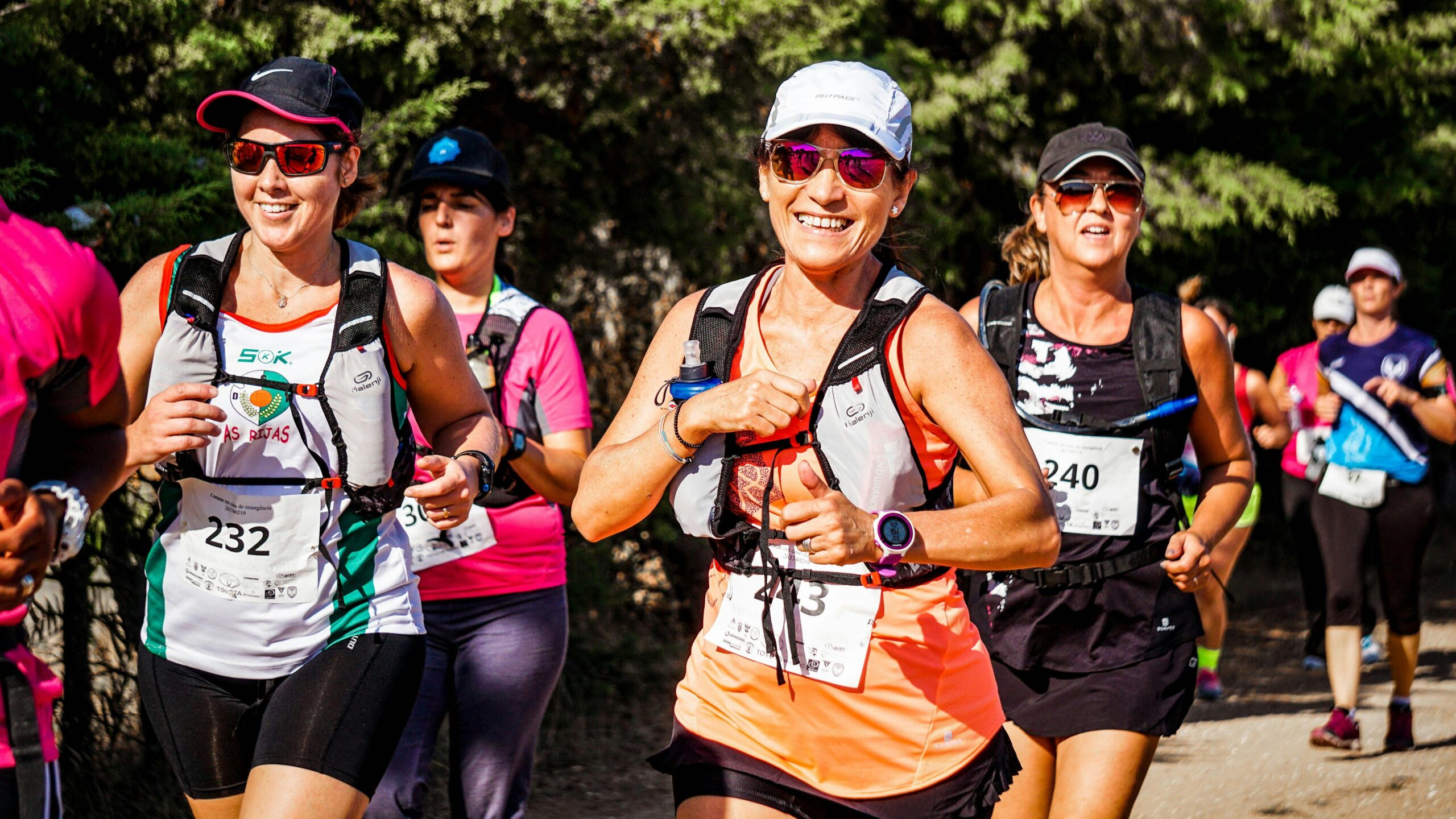 runners with energy gels during marathons